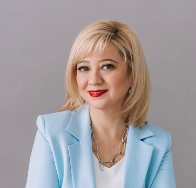 Римма Хисамутдинова в голубом жакете